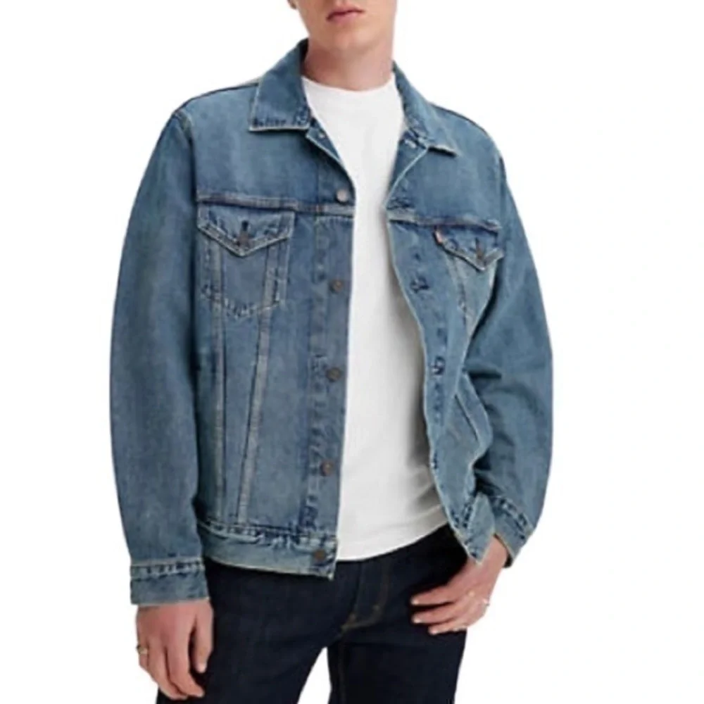 Vintage Levi’s Relaxed Fit Truckers denim Jacket Size L Color Blue